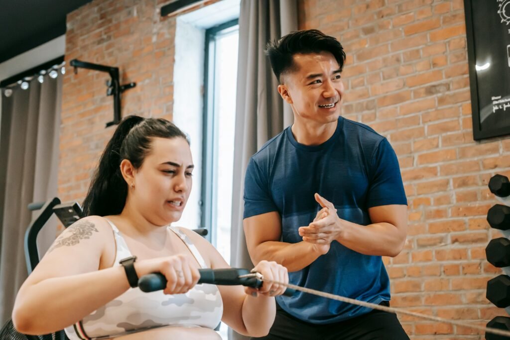 Mujer realizando ejercicios con personal trainer